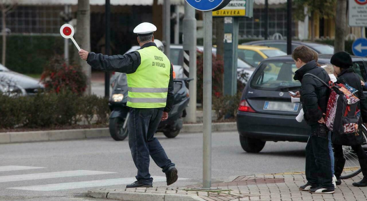 Foto osé in cambio di ricariche: nonno vigile a giudizio per aver adescato e minacciato una studentessa di 12 anni Foto osé in cambio di ricariche: nonno vigile a giudizio per aver adescato e minacciato una studentessa di 12 anni