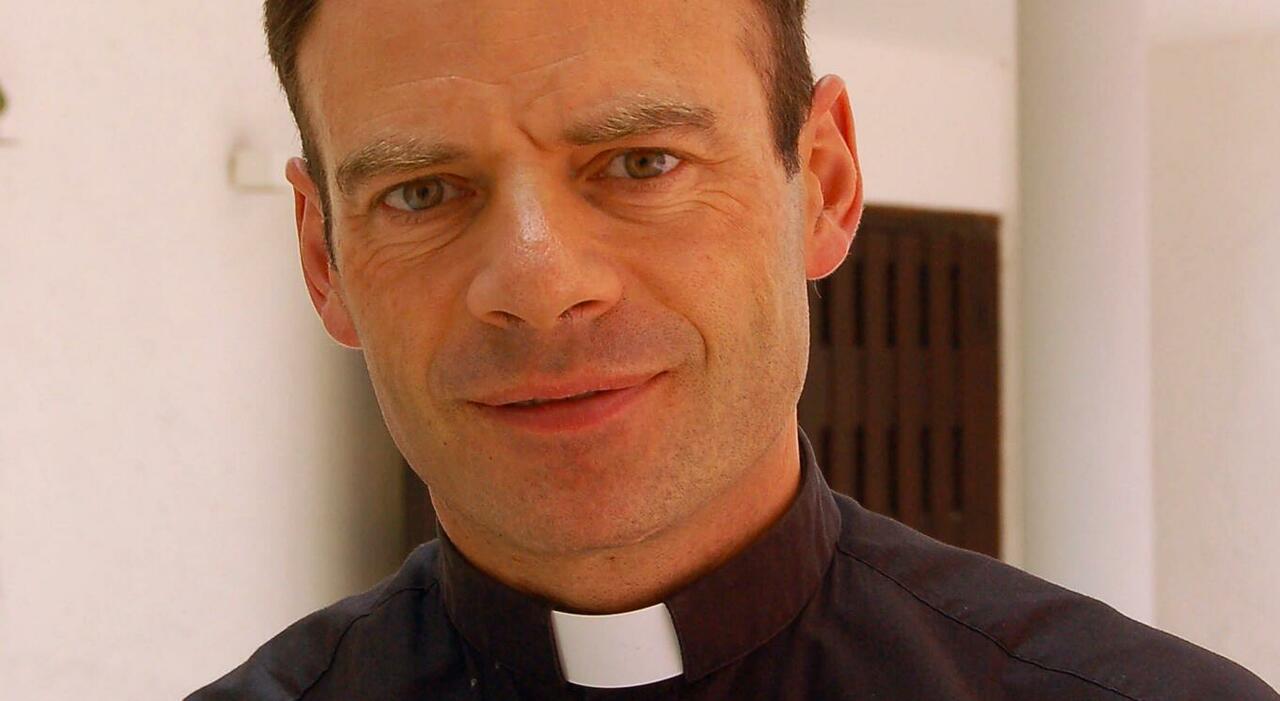 Finto prete tenta di truffare don Antoniazzi, ma il parroco (vero) lo smaschera. L Finto prete tenta di truffare don Antoniazzi, ma il parroco (vero) lo smaschera. L