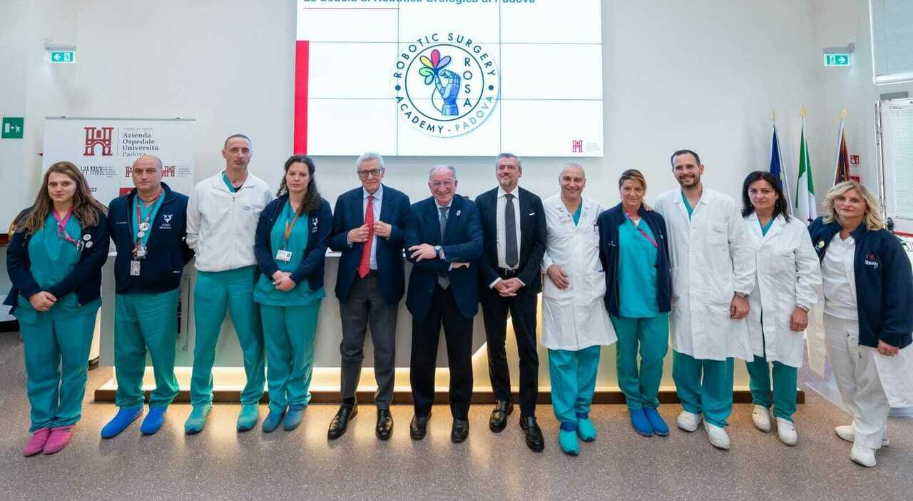 https://statics.cedscdn.it/photos/MED_HIGH/2025/11/06/9172158_06114715_urologia_robotica_scuola_specializzandi_chirurgia_padova.jpg