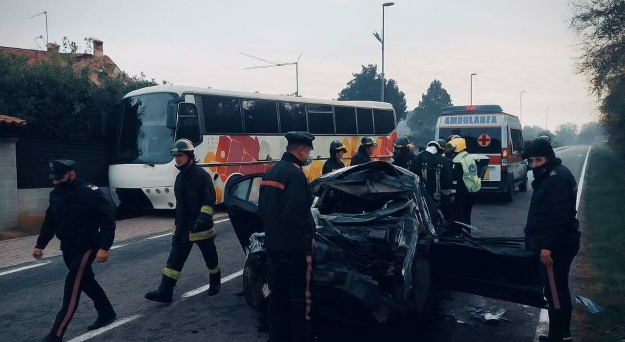 Auto si schianta contro un bus carico di studenti: un morto e venti feriti Auto si schianta contro un bus carico di studenti: un morto e venti feriti