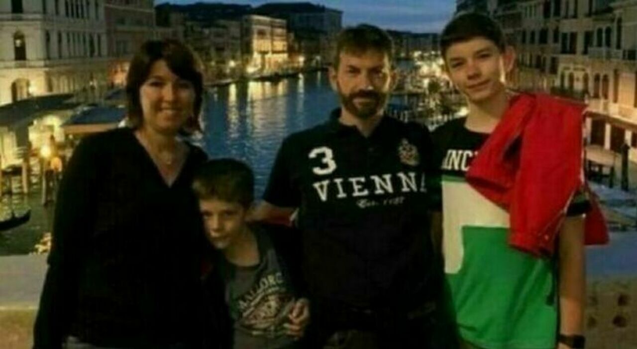 Riccardo Chiarioni rinuncia al ricorso in appello: uccise con 108 coltellate i genitori e il fratellino. Il legale: «Vuole scontare la pena» Riccardo Chiarioni rinuncia al ricorso in appello: uccise con 108 coltellate i genitori e il fratellino. Il legale: «Vuole scontare la pena»