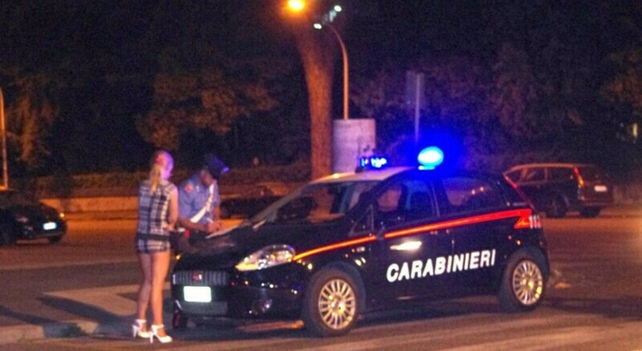 pomigliano d arco lei si prostituiva mentre lui rubava le carte di credito dei clienti arrestata coppia da Ilmattino.it pomigliano d arco lei si prostituiva mentre lui rubava le carte di credito dei clienti arrestata coppia
