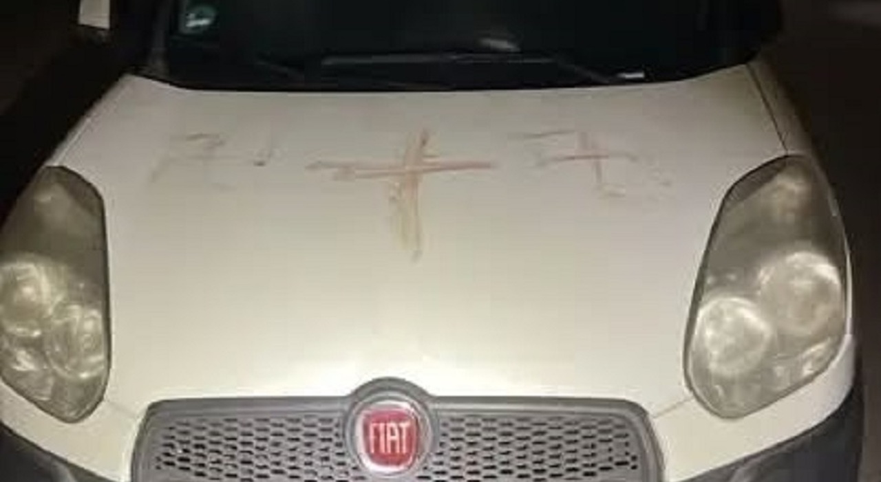 Svastiche dipinte con sangue umano su auto, muri e cassette della posta: «Almeno 50 simboli». La macabra scoperta Svastiche dipinte con sangue umano su auto, muri e cassette della posta: «Almeno 50 simboli». La macabra scoperta