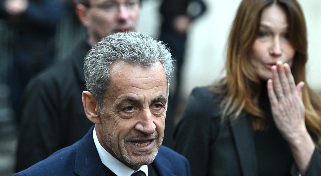 https://statics.cedscdn.it/photos/MED_HIGH/2025/11/06/9172816_06161631_sarkozy_carcere_mangia_yogurt_tonno_non_sa_cucinare.jpg