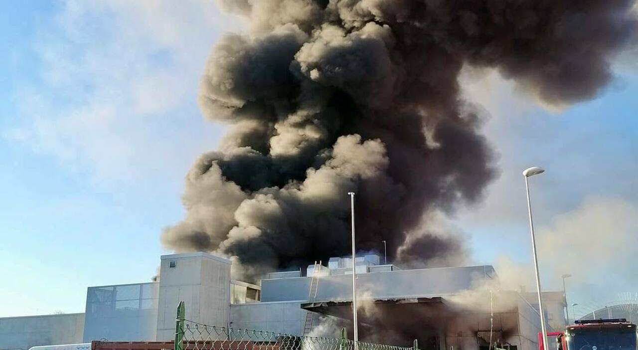 Incendio ai magazzini Munari: dipendenti evacuati. Colonna di fumo visibile a chilometri di distanza. L Incendio ai magazzini Munari: dipendenti evacuati. Colonna di fumo visibile a chilometri di distanza. L
