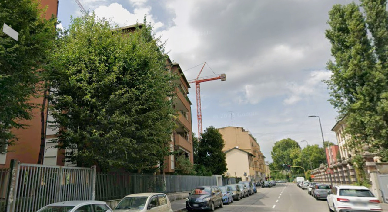 Milano, un ragazzino di 12 anni travolto da un furgone: è gravissimo Milano, un ragazzino di 12 anni travolto da un furgone: è gravissimo