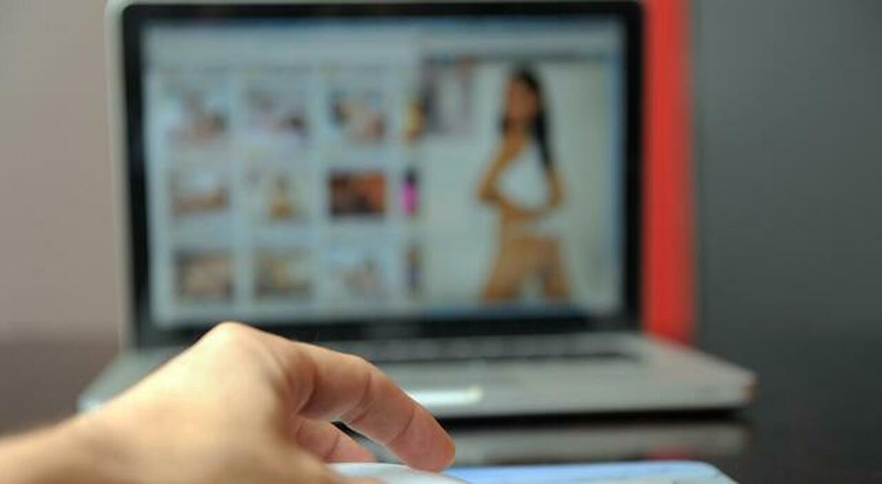 Giovani italiani schiavi del porno online. Il report choc: «Un 11enne su tre già sui siti hard, anche le ragazzine» Giovani italiani schiavi del porno online. Il report choc: «Un 11enne su tre già sui siti hard, anche le ragazzine»