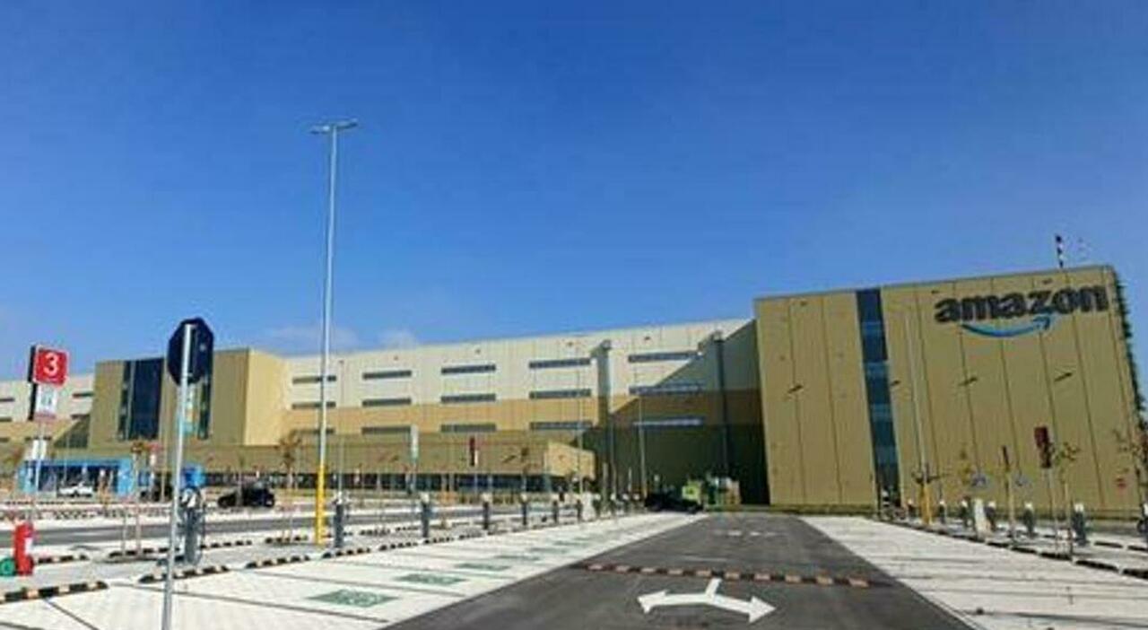Il mistero di Amazon, magazzino e hub pronti ma non apre: doveva inaugurare a giugno