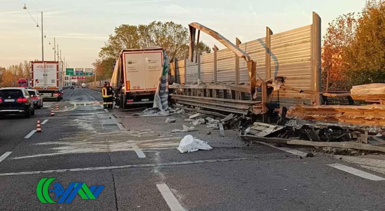 Incidente sulla Tangenziale, camion si schianta contro le barriere e il carburante finisce sulla carreggiata. Traffico in tilt Incidente sulla Tangenziale, camion si schianta contro le barriere e il carburante finisce sulla carreggiata. Traffico in tilt