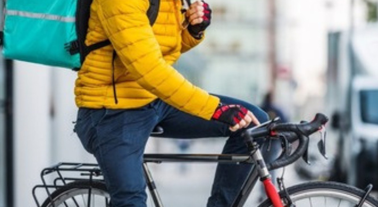 Lite tra due rider a Lecce: botte davanti al fast food per chi deve ritirare prima l