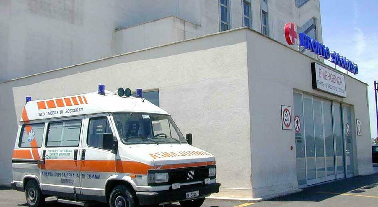 Incidente sul lavoro, cede il cancello: travolta una donna. È grave Incidente sul lavoro, cede il cancello: travolta una donna. È grave