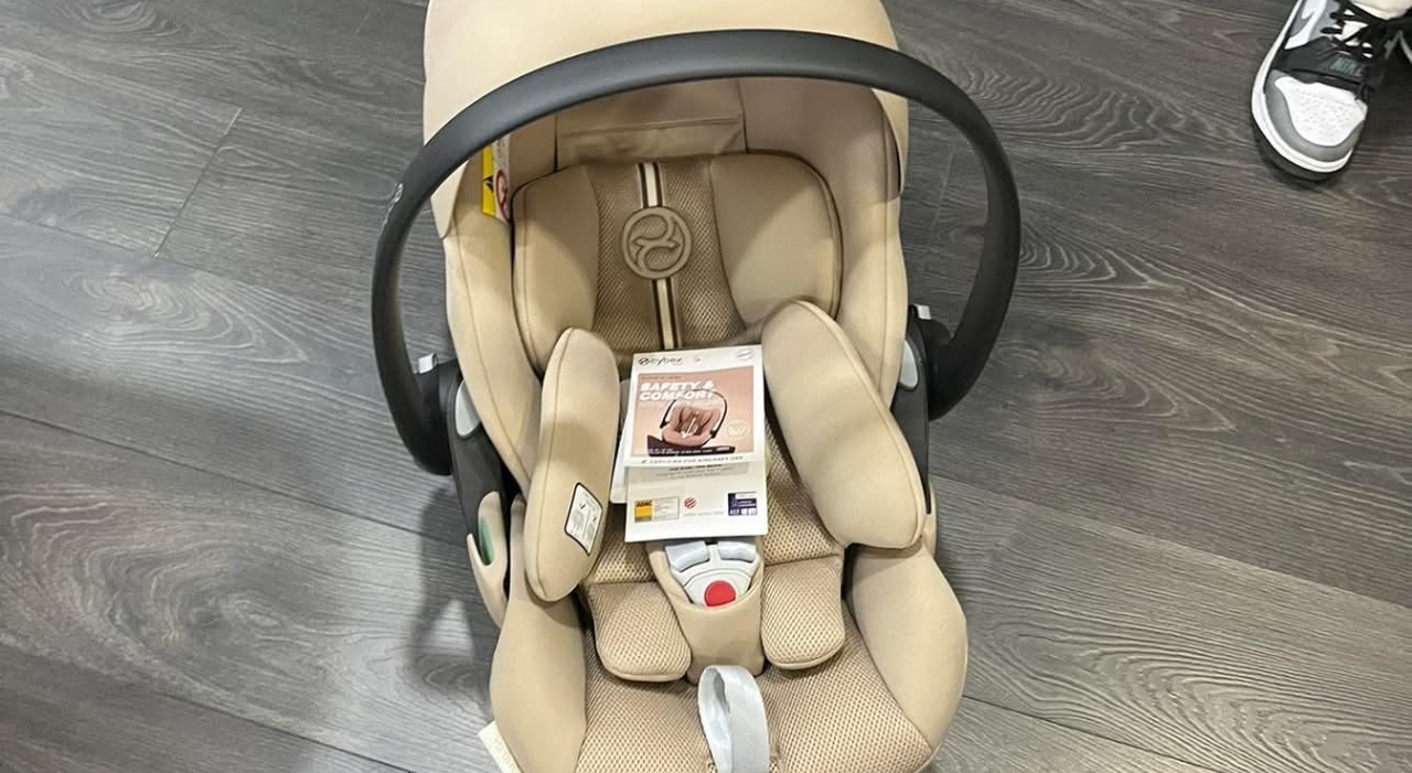 Ladri rubano la Fiat 500L con dentro l Ladri rubano la Fiat 500L con dentro l