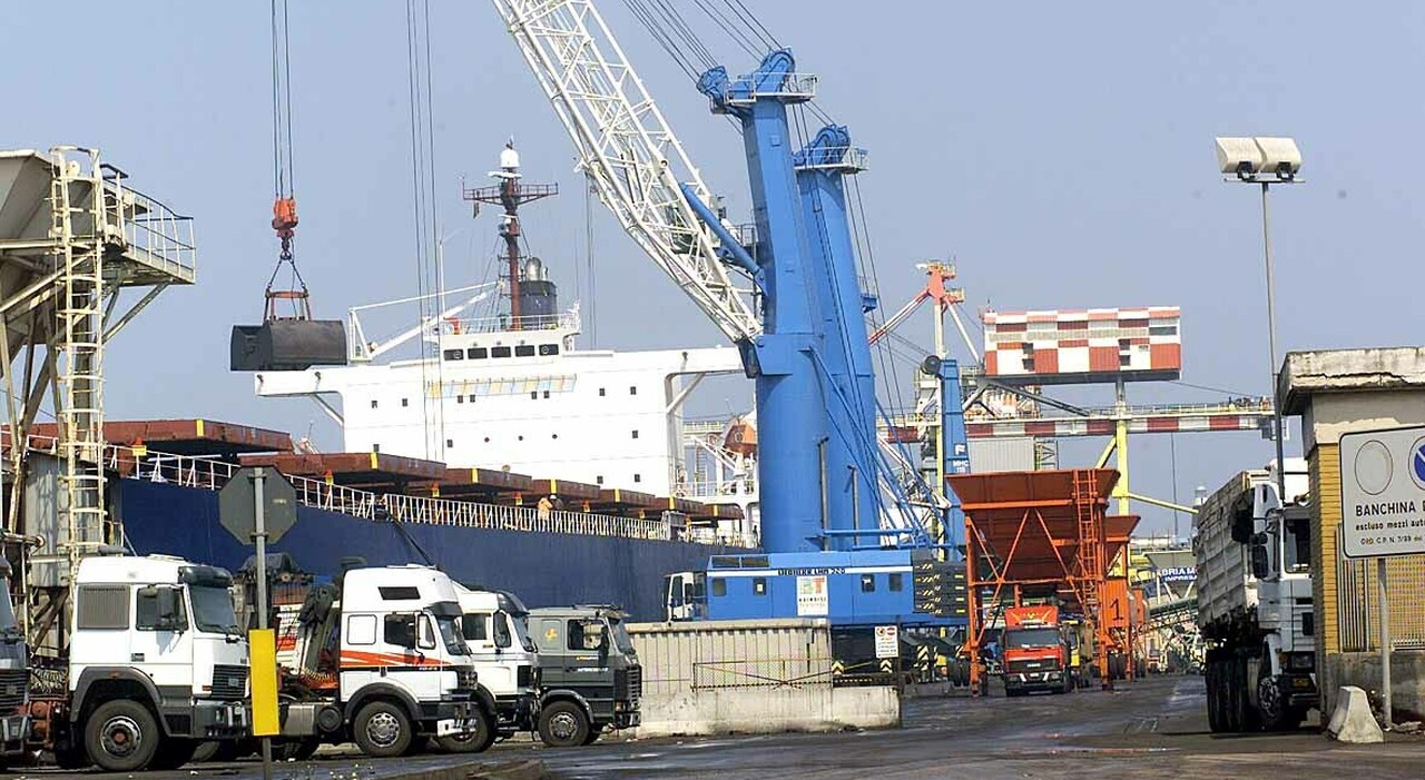 Crolla il traffico merci nel porto e la colpa non è più del carbone ma di chimica e industria in crisi Crolla il traffico merci nel porto e la colpa non è più del carbone ma di chimica e industria in crisi