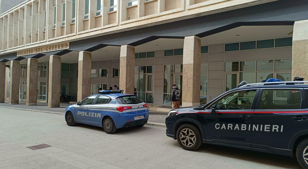 Migranti, la nuova rotta lanciata su TikTok: «Venite tutti all?Aquila». I "consigli" su come arrivare e chiedere asilo diventano virali Migranti, la nuova rotta lanciata su TikTok: «Venite tutti all?Aquila». I "consigli" su come arrivare e chiedere asilo diventano virali