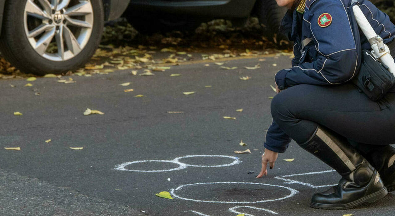 Auto travolge una ragazza a piedi e scappa, la 21enne è grave: è caccia al pirata della strada Auto travolge una ragazza a piedi e scappa, la 21enne è grave: è caccia al pirata della strada