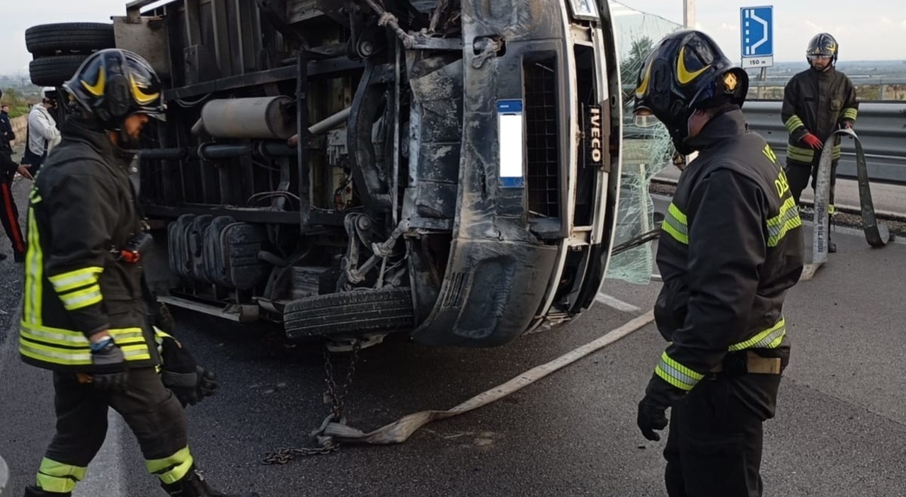 scontro tra due furgoni uno dei due si ribalta l autista resta intrappolato da Quotidianodipuglia.it scontro tra due furgoni uno dei due si ribalta l autista resta intrappolato