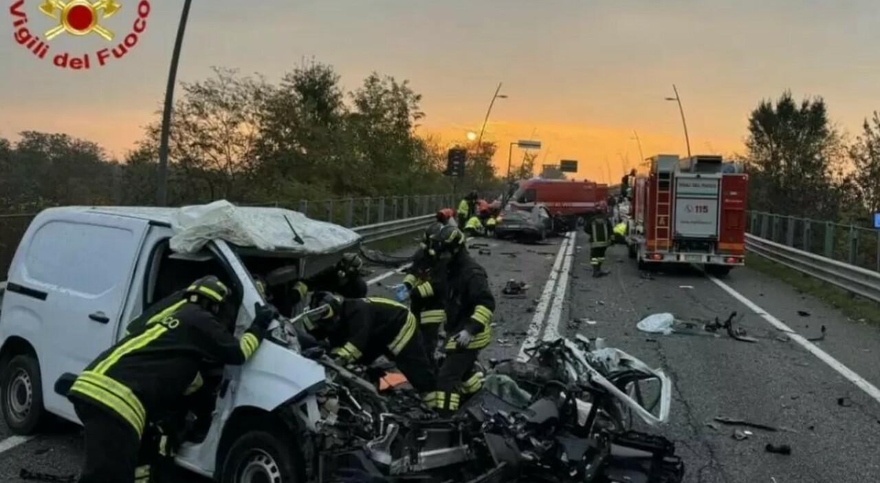 Scontro tra auto in tangenziale, tre morti: hanno 23, 62 e 64 anni
