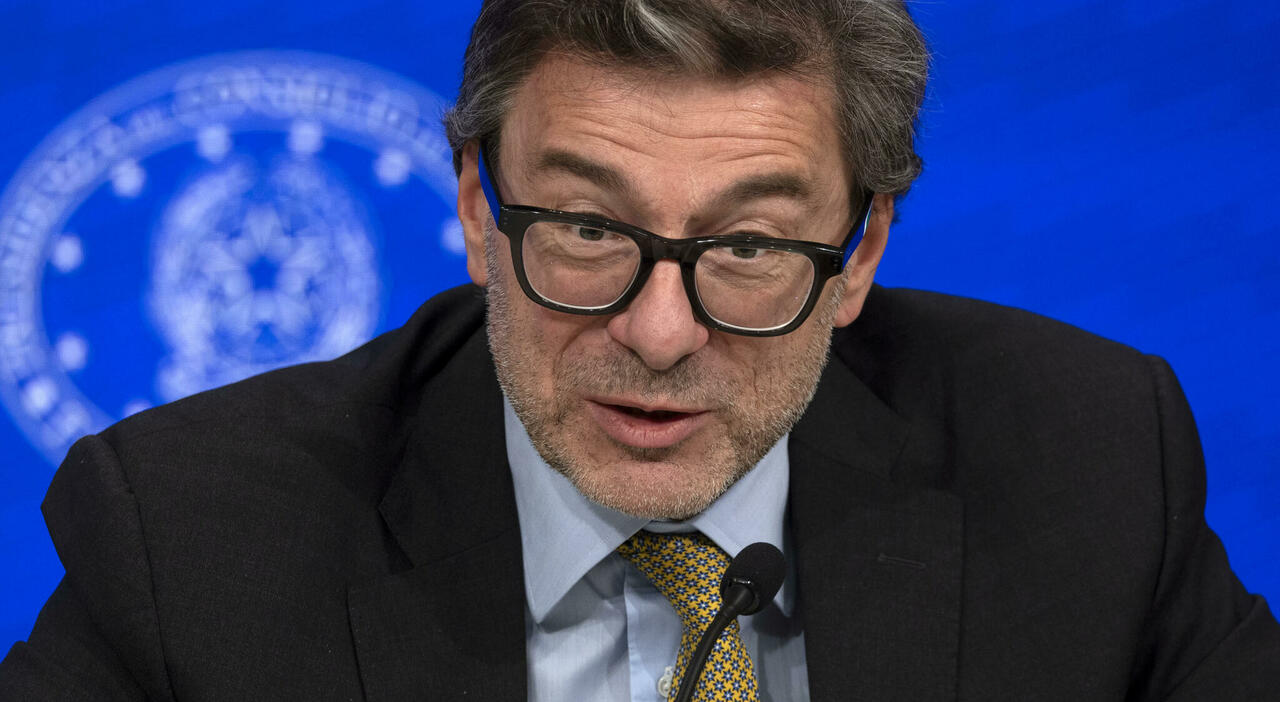 Manovra, Giorgetti: «Massacrati da chi può farlo, chi guadagna 2mila euro non è ricco. Misure per il ceto medio» Manovra, Giorgetti: «Massacrati da chi può farlo, chi guadagna 2mila euro non è ricco. Misure per il ceto medio»
