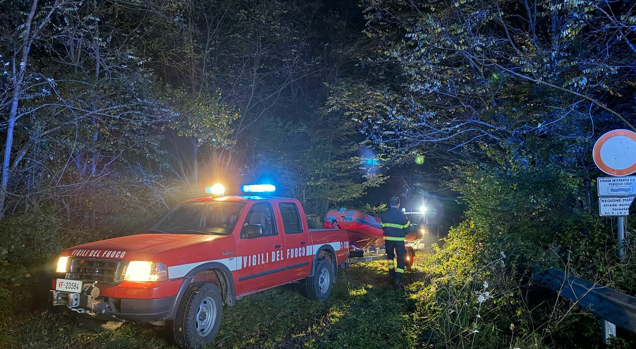 Cingoli, si getta nel lago. Allarme alle 16, ricerche dei sommozzatori, poi la la scoperta: trovato morto un uomo di 50 anni Cingoli, si getta nel lago. Allarme alle 16, ricerche dei sommozzatori, poi la la scoperta: trovato morto un uomo di 50 anni