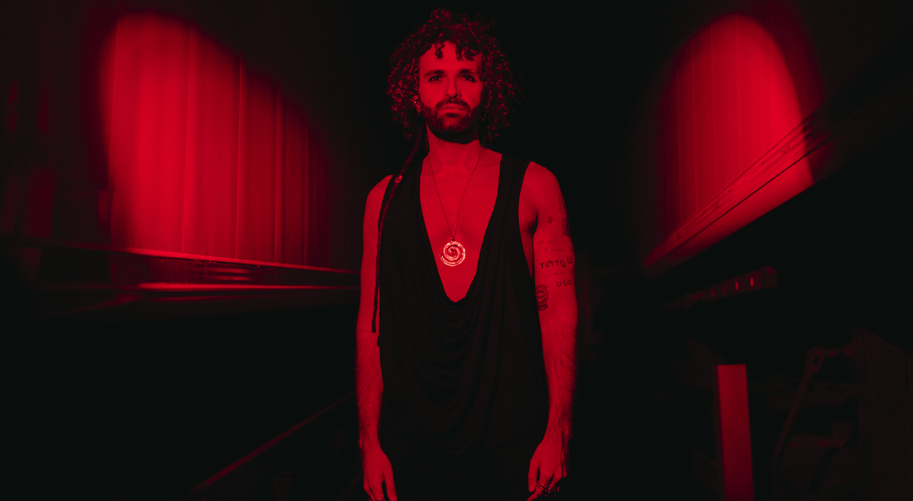 Napoli, tra vuoto e rinascita il nuovo album del cantautore Emilio Carrino