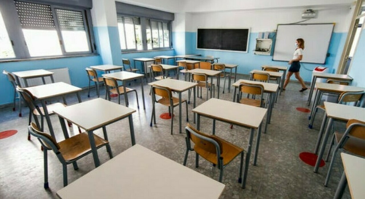 Malore a scuola, morto un docente. Enrico Trotto si è accasciato a terra mentre chiacchierava coi colleghi Malore a scuola, morto un docente. Enrico Trotto si è accasciato a terra mentre chiacchierava coi colleghi
