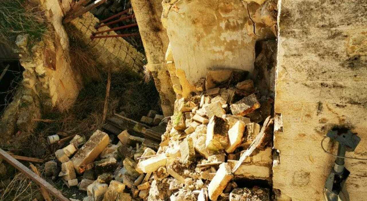 crolla una palazzina era gi224 disabitata ed era stata puntellata in passato
