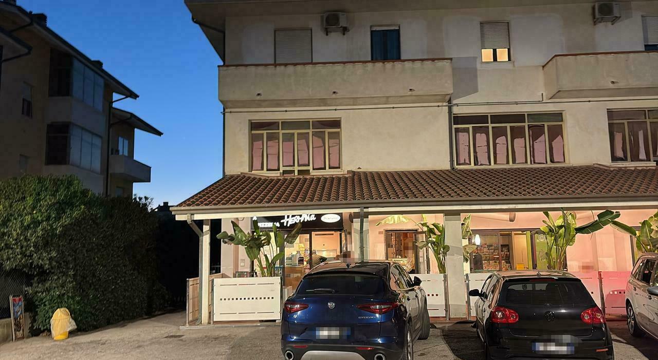 Entrano nel bar armati di ascia, colpo lungo la Statale Adriatica: rapina choc da Hermana a Porto Potenza