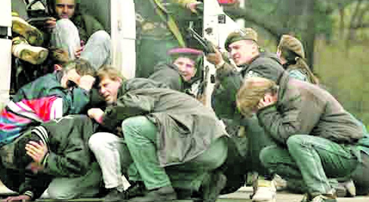 Cecchini italiani "turisti" della guerra a Sarajevo. «Pagavano per uccidere i civili, 100 milioni di lire per un bambino»