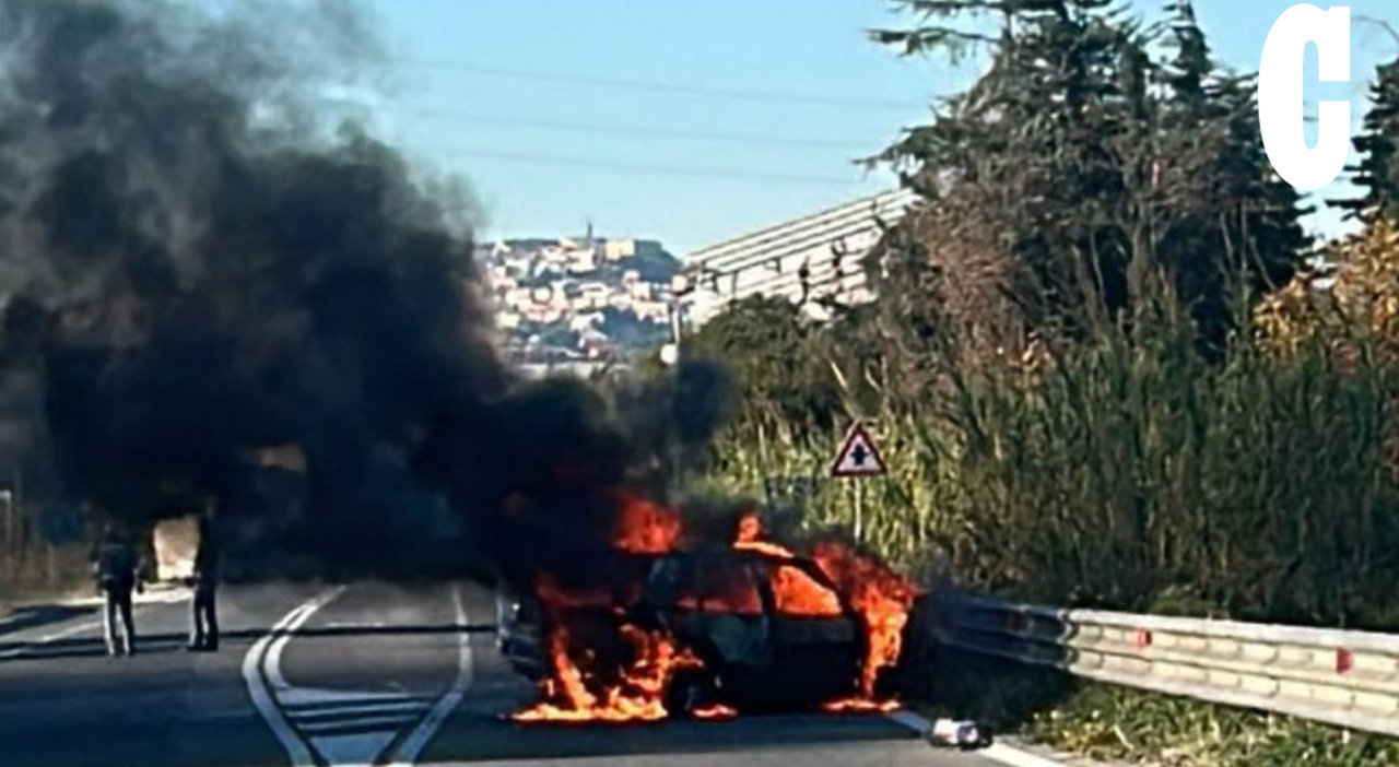 castelfidardo macchina va a fuoco dopo un frontale automobilista in trappola muore carbonizzato foto