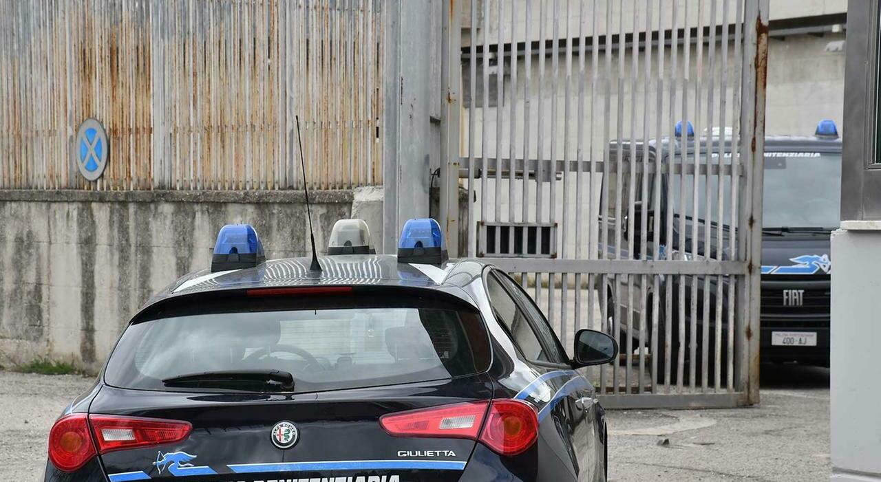 ascoli porta in carcere telefonini e cocaina per un detenuto bloccata e denunciata una giovane
