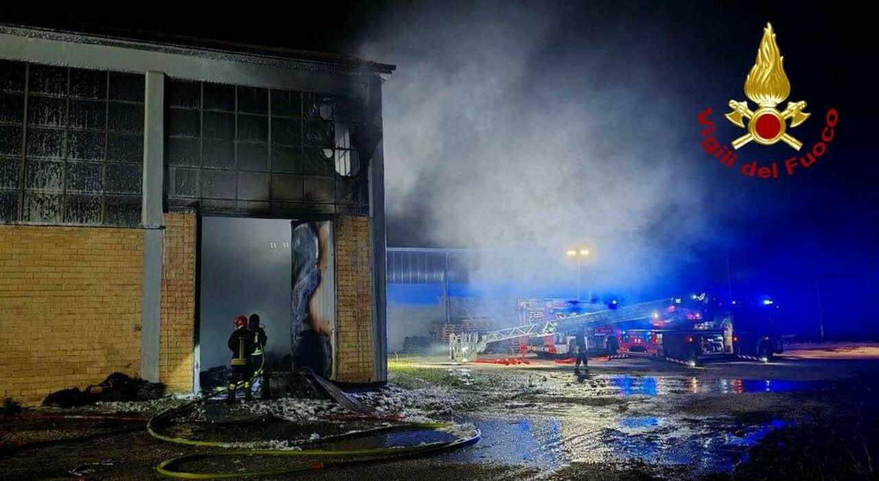 treia incendio in un capannone della rimel a fuoco i rifiuti elettronici l ipotesi autocombustione il comune nessuna contaminazione nelle acque