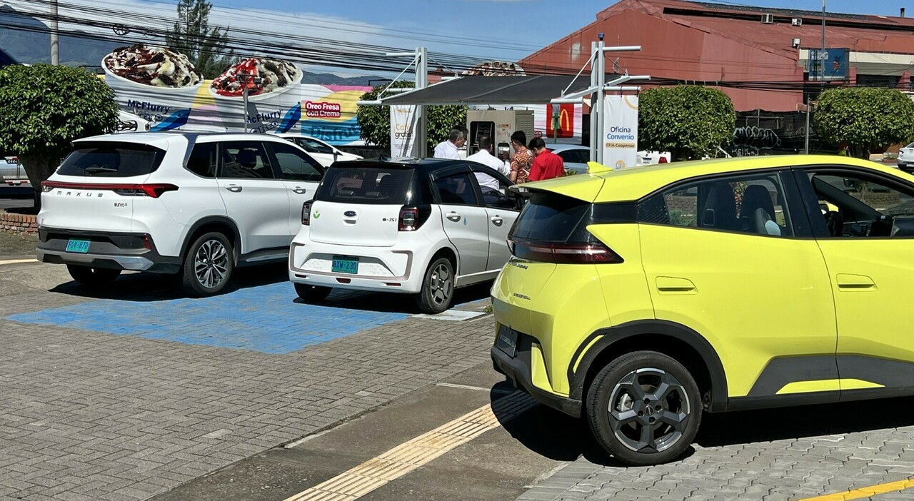 Tre auto elettriche in Costa Rica