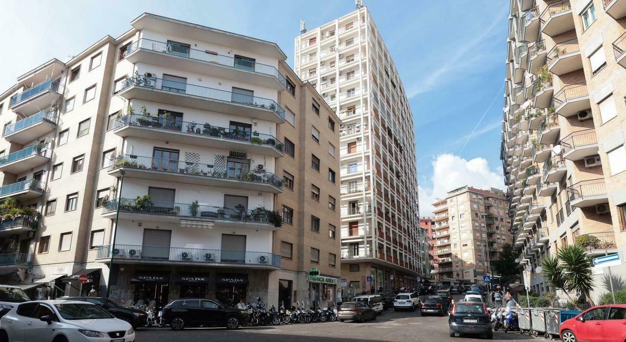 Luminarie a Napoli, raccolta firme: «Basta shopping al buio»