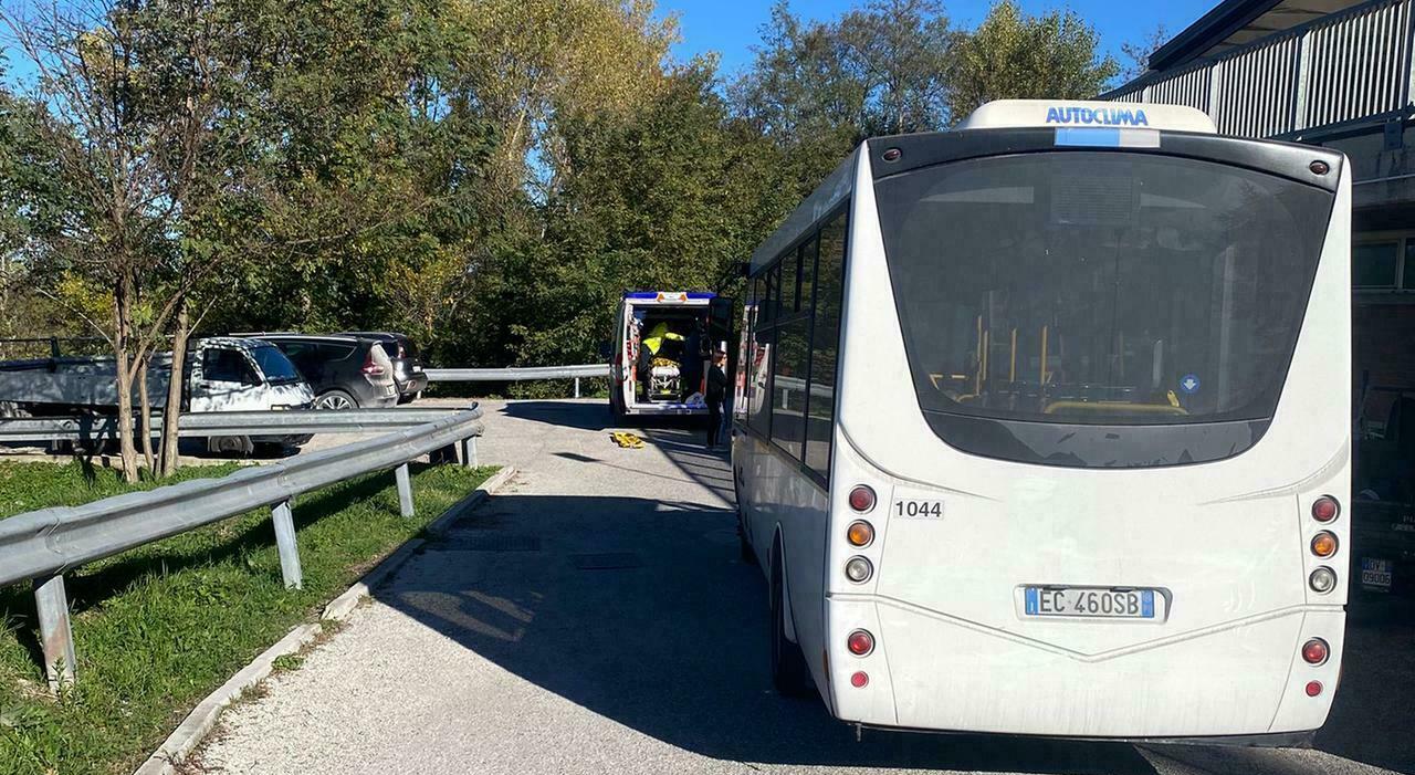 Urbino, donna investita da un bus in retromarcia. La 69enne è stata soccorsa dall?elicottero e trasportata a Torrette Urbino, donna investita da un bus in retromarcia. La 69enne è stata soccorsa dall?elicottero e trasportata a Torrette