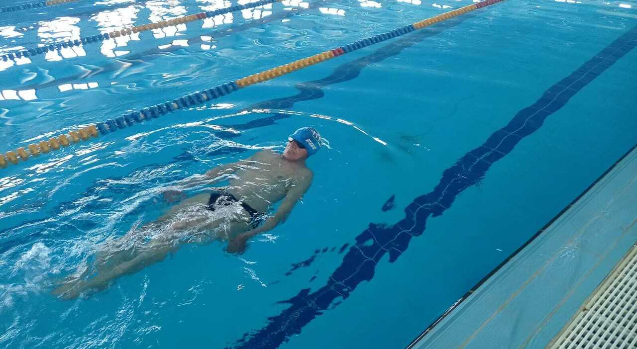 Nuotata da record a 87 anni: 340 vasche in meno di quattro ore