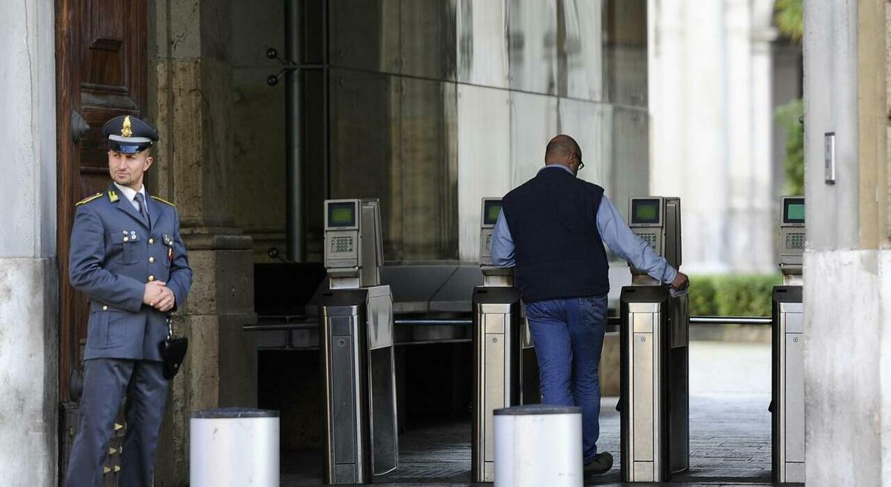 Statali, stipendio più basso per i dipendenti con cartelle non pagate: ecco chi rischia trattenute in busta paga