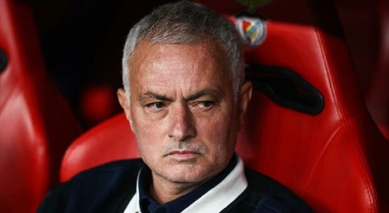 https://statics.cedscdn.it/photos/MED_HIGH/2025/11/12/9184309_12084713_mourinho_istanbul.jpg