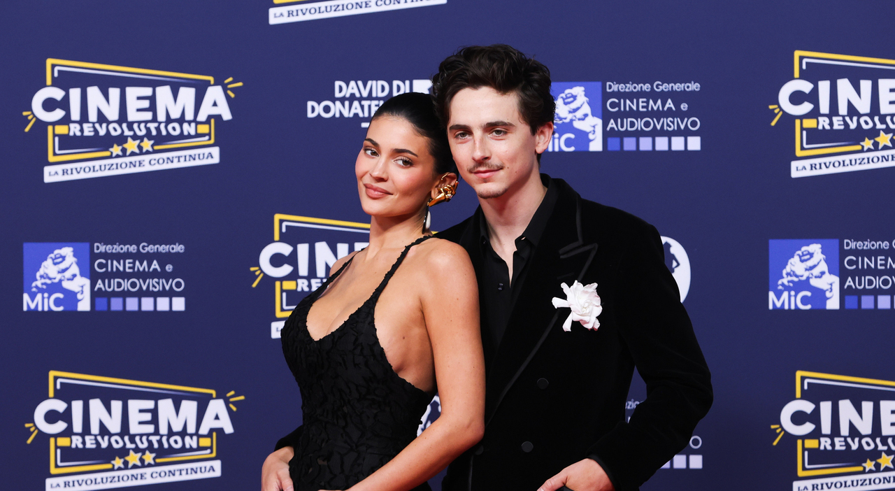 https://statics.cedscdn.it/photos/MED_HIGH/2025/11/12/9184912_12184020_timothee_chalamet_kylie_jenner_no_crisi_cosa_sappiamo_oggi_12_11_2025.jpg