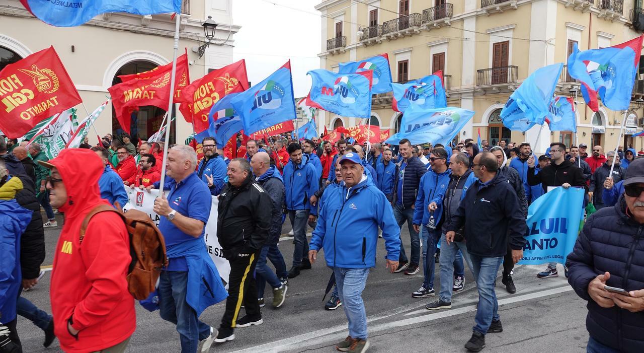 Ex Ilva, il dolore e la rabbia dei dipendenti: «Con la cassa non si vive. Rinunciamo a curarci»