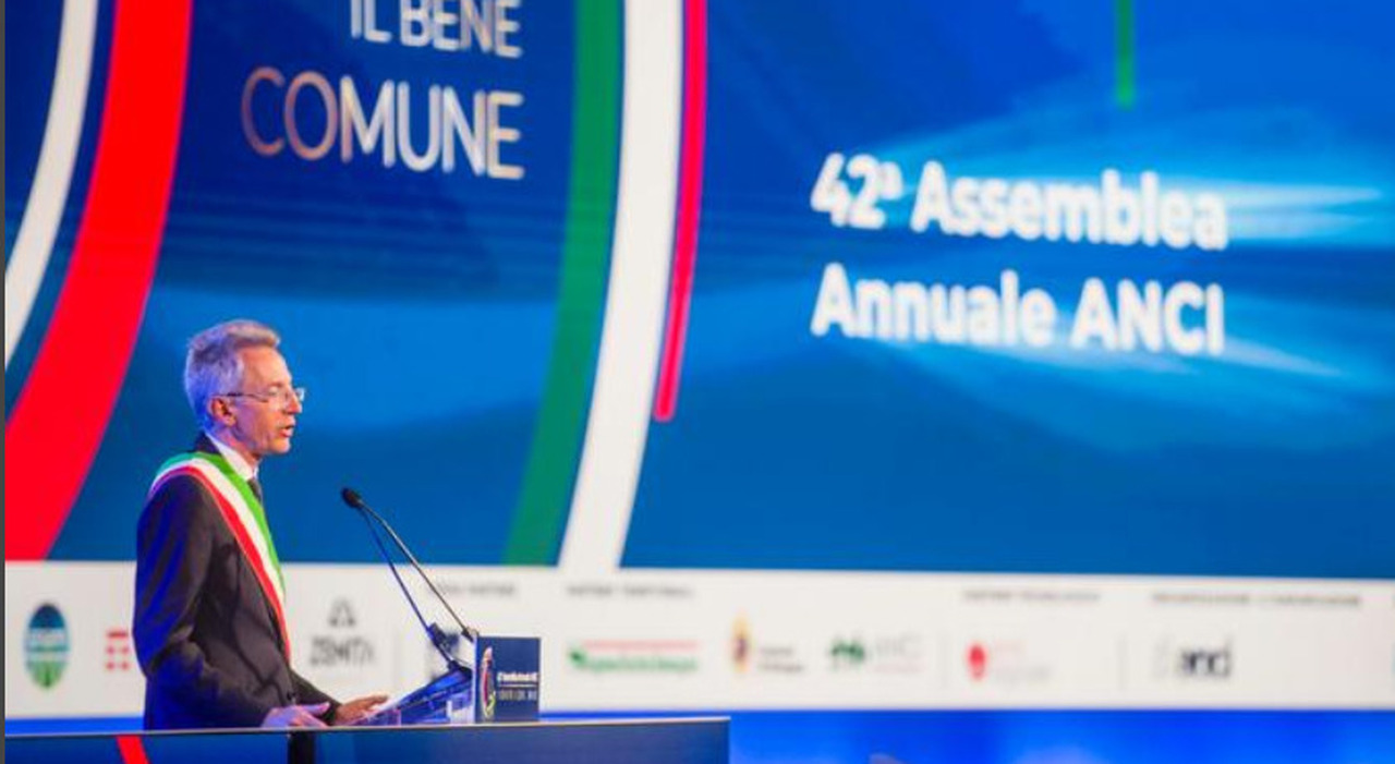 Assemblea Anci a Bologna, Gaetano Manfredi ringrazia la premier: «Con il governo confronto e reciproca collaborazione»