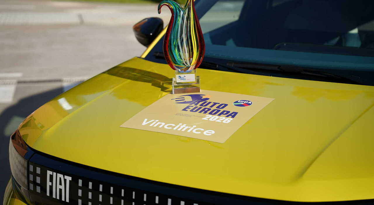 Il premio Auto Europa 2026 sul cofano della Fiat Grande Panda