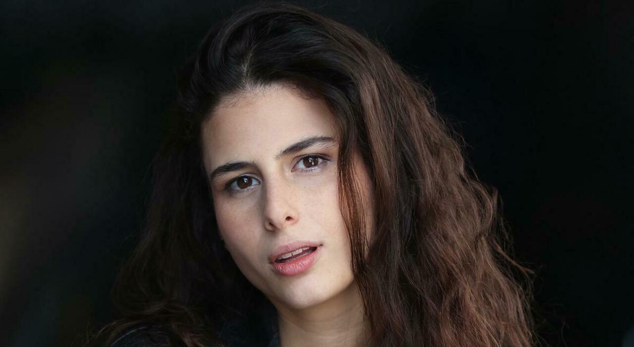 Nicole Rossi: «Colleziono oggetti strani, la chiave che ho al collo è il mio portafortuna. Comprerei l