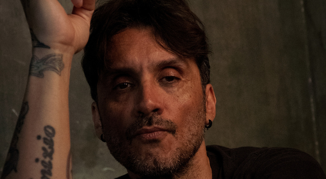 Fabrizio Moro: «Ho paura di perdere la creatività, mi ritirerei. La pandemia mi ha spezzato, la frustrazione mi ha riacceso»