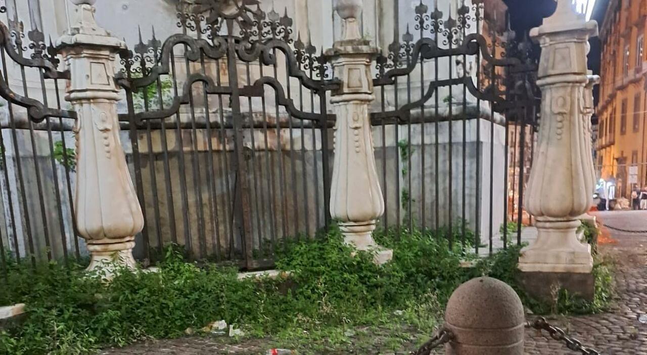 Napoli: piazza del Gesù, piano per recuperare la guglia: «L?inizio della rinascita» Napoli: piazza del Gesù, piano per recuperare la guglia: «L?inizio della rinascita»