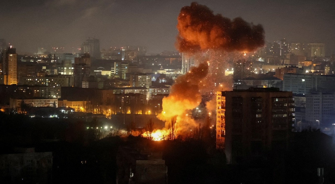 Kiev, maxi attacco russo: fiamme e macerie. Pioggia di missili e droni, 4 morti Kiev, maxi attacco russo: fiamme e macerie. Pioggia di missili e droni, 4 morti