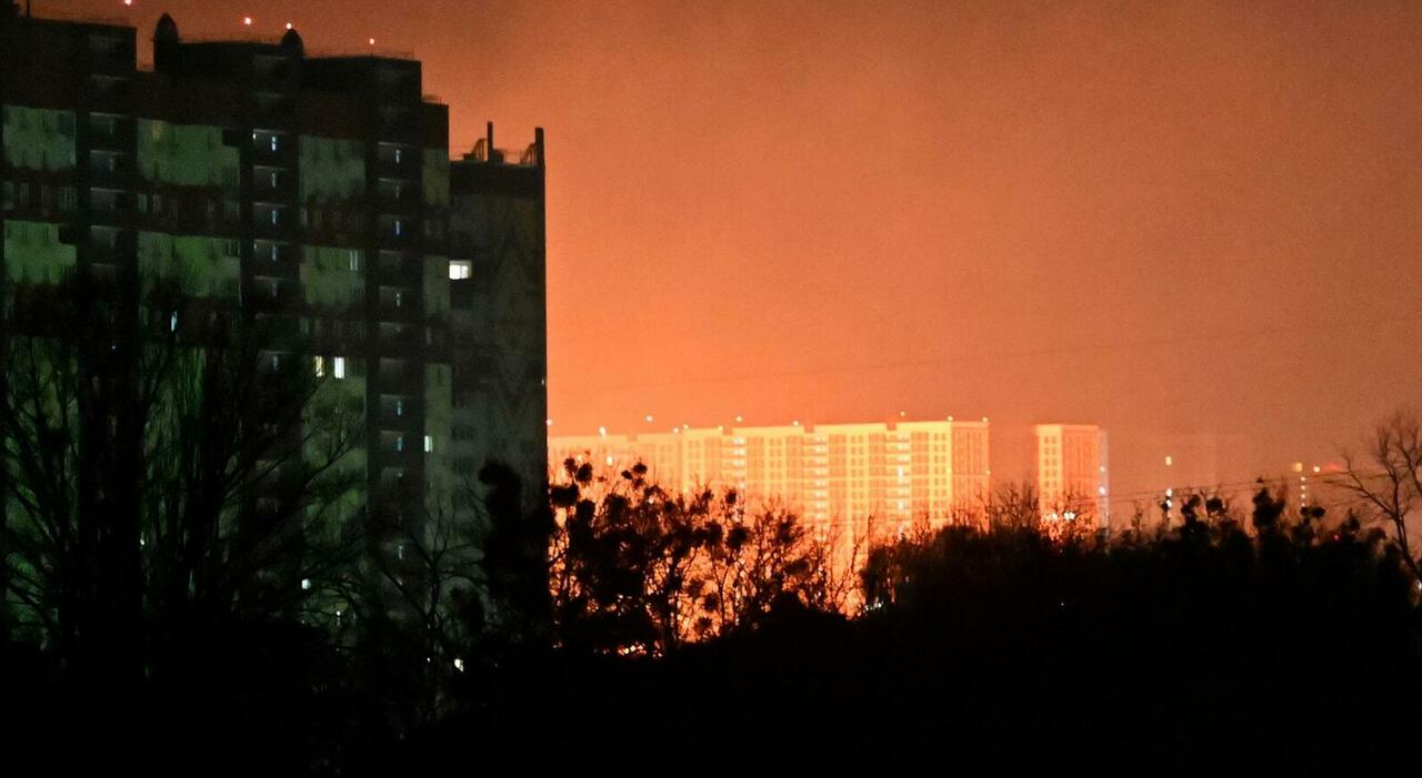 Guerra, Kiev ammette: «La situazione nel sud sta peggiorando». Maxi attacco sulla capitale