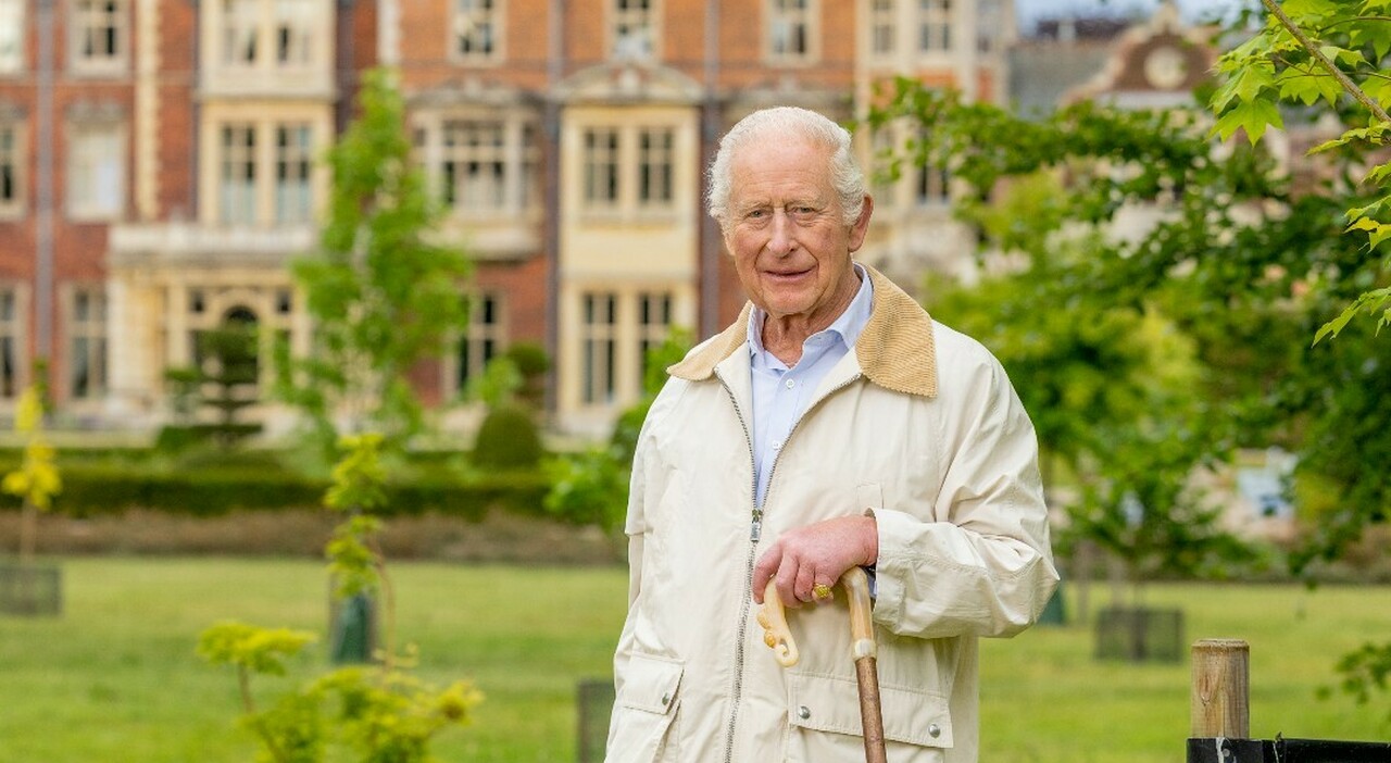 re carlo compie 77 anni la foto bucolica cela un compleanno pesante lo scandalo andrea il viaggio in galles il silenzio di harry e meghan