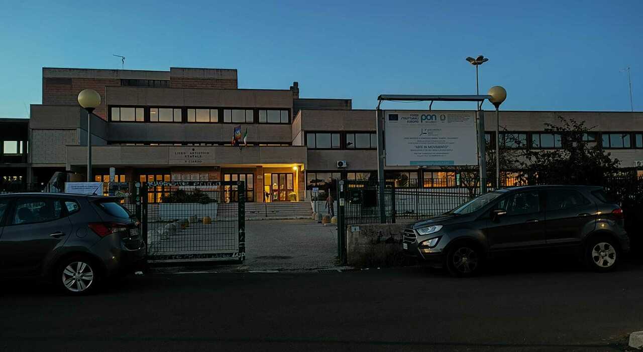 lecce ragazzino di 15 anni cade dal tetto del liceo si indaga