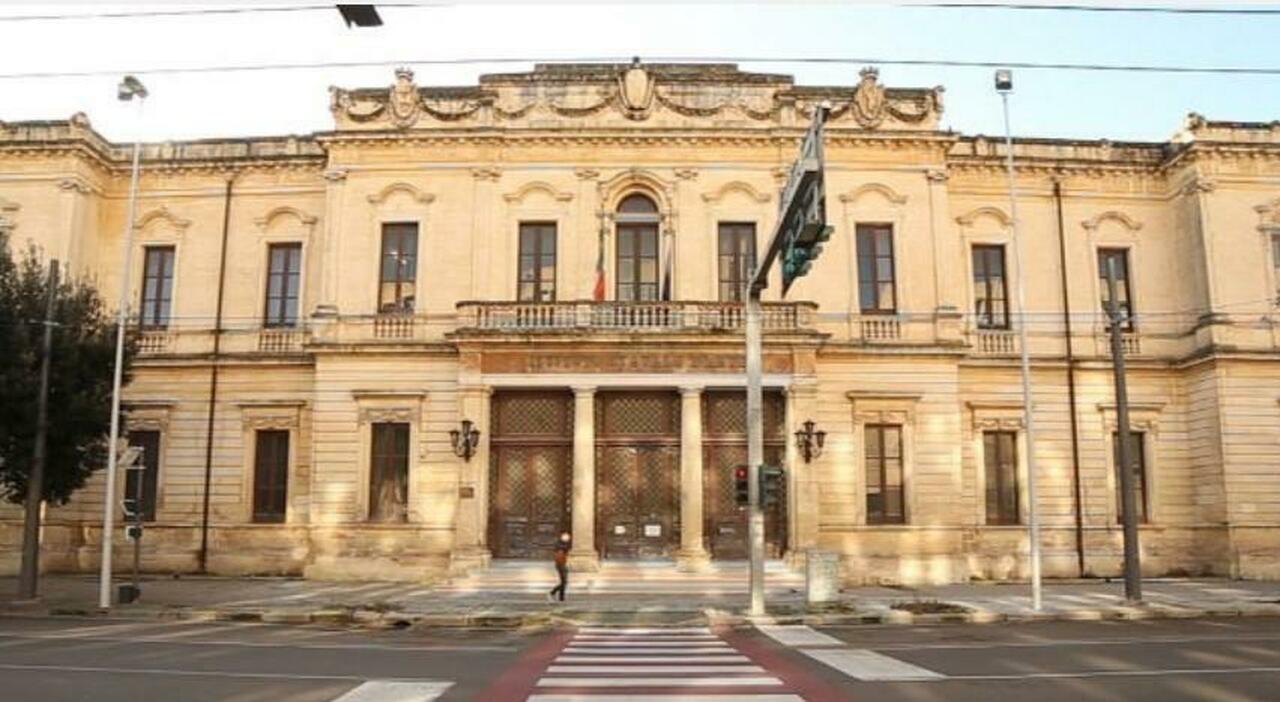 Lecce, ragazzino di 15 anni caduto dal tetto del liceo: si indaga Lecce, ragazzino di 15 anni caduto dal tetto del liceo: si indaga