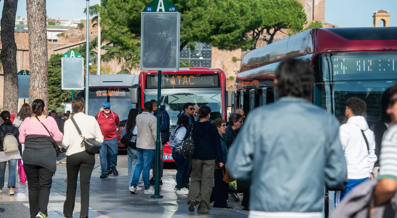 Manovra, gli emendamenti: nuove norme sugli scioperi, tassa su oro e pacchi, bonus tombe e nuovo tetto ai contanti Manovra, gli emendamenti: nuove norme sugli scioperi, tassa su oro e pacchi, bonus tombe e nuovo tetto ai contanti